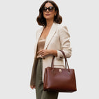Borsa in pelle marrone a due manici, indossata, vista frontale
