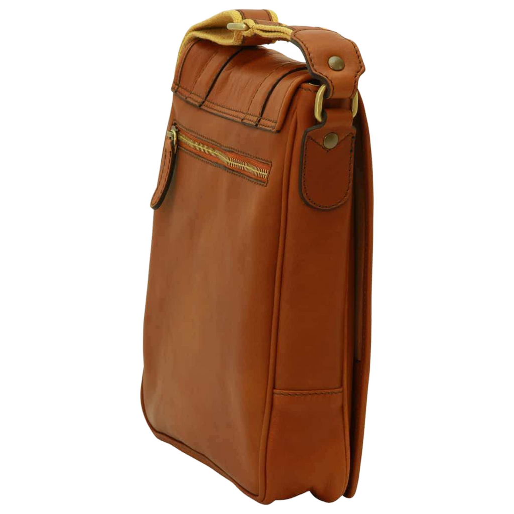 Borsa messenger in pelle cognac laterale con passante e chiusura a bottone
