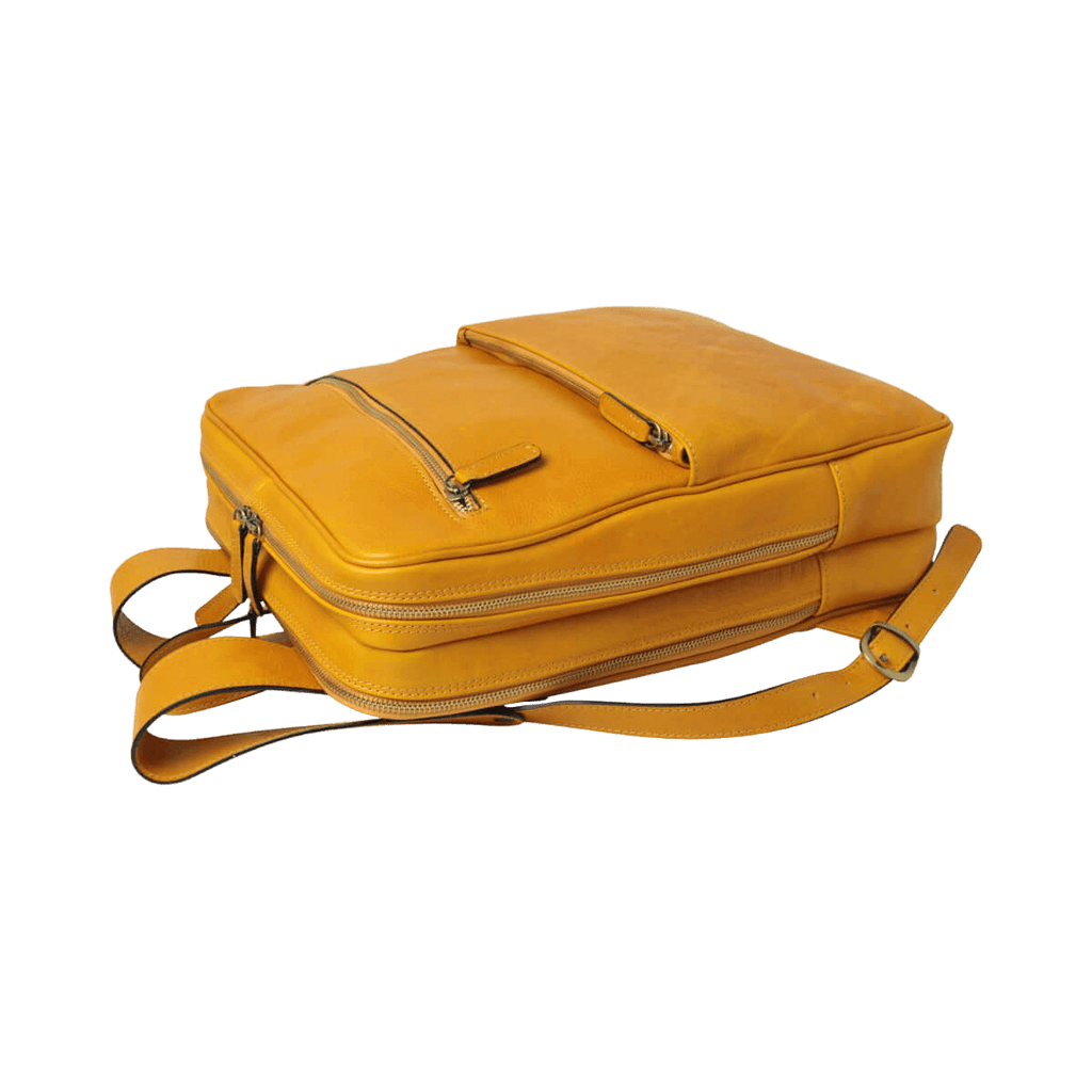 Zaino in pelle giallo ocra con patta superiore e cinghie laterali
