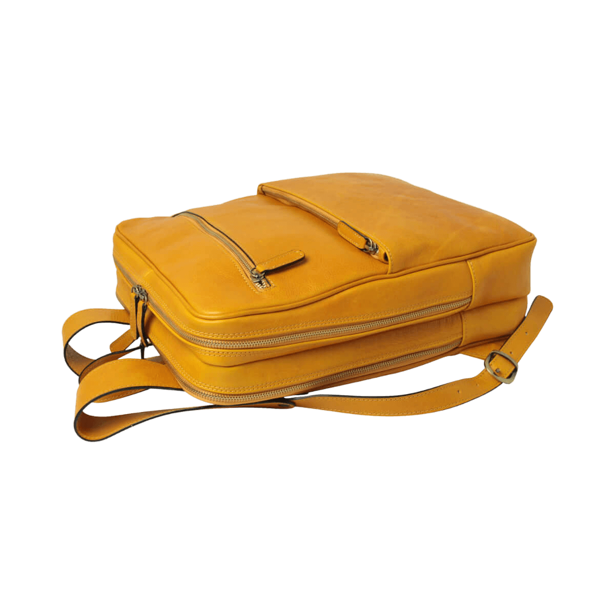 Zaino in pelle giallo ocra con patta superiore e cinghie laterali