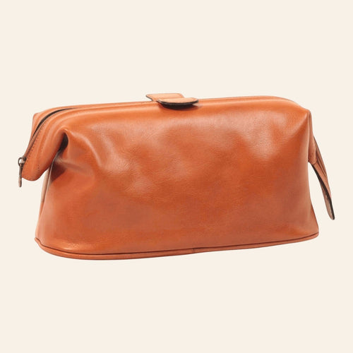 Kulturtasche aus kolonialbraunem Kalbsleder mit oberem Reißverschluss und Ledergriff