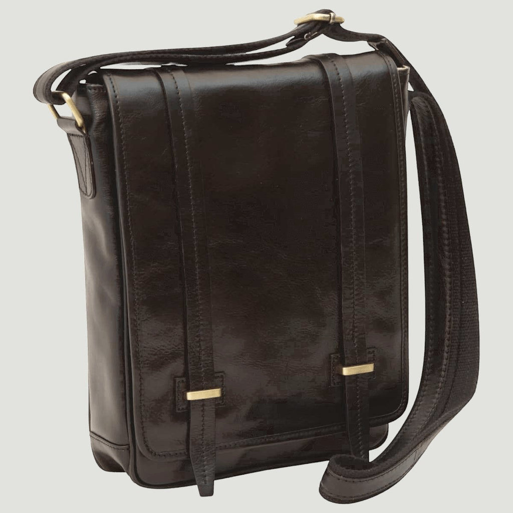 Borsa messenger in pelle di vitello nera con lembo frontale e dettagli in metallo