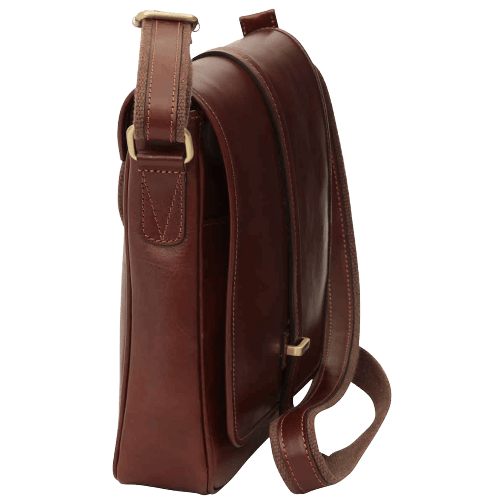 Borsa messenger marrone vista laterale con tracolla e patta con chiusura magnetica.