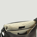 Interno borsa messenger in pelle scura con fodera chiara e tasca interna