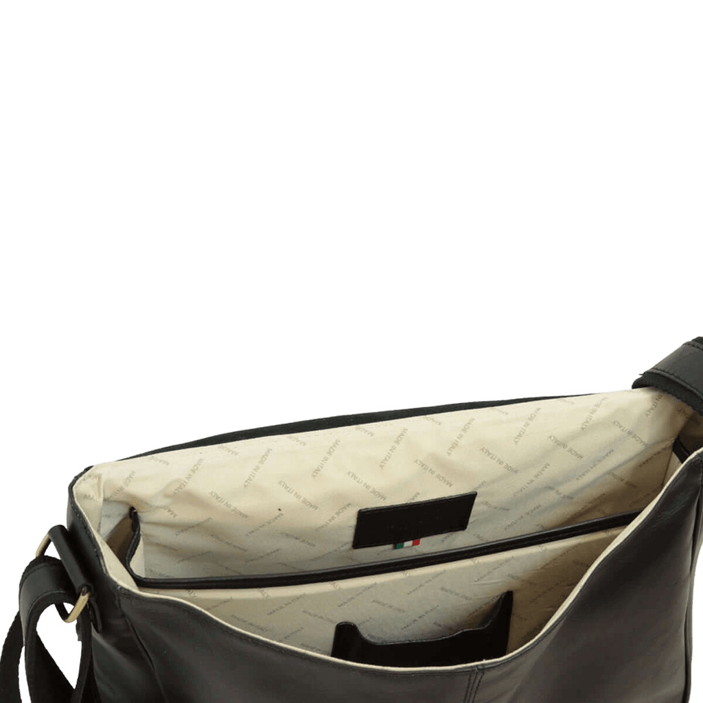 Interno borsa messenger in pelle nera con fodera chiara e tasca