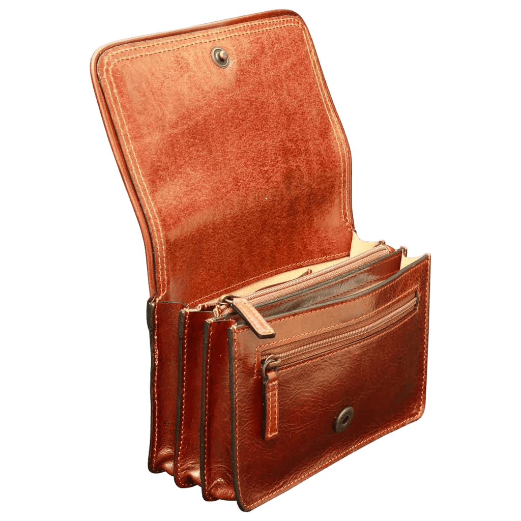 Pochette in pelle marrone aperta, patta con bottone e cerniera doppia