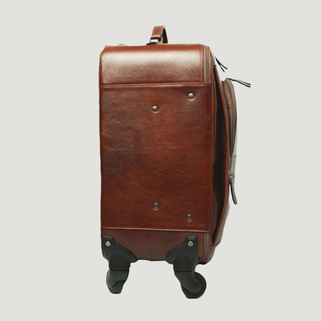 Trolley in pelle marrone con fibbie posteriori e ruote; lato con dettagli metallici