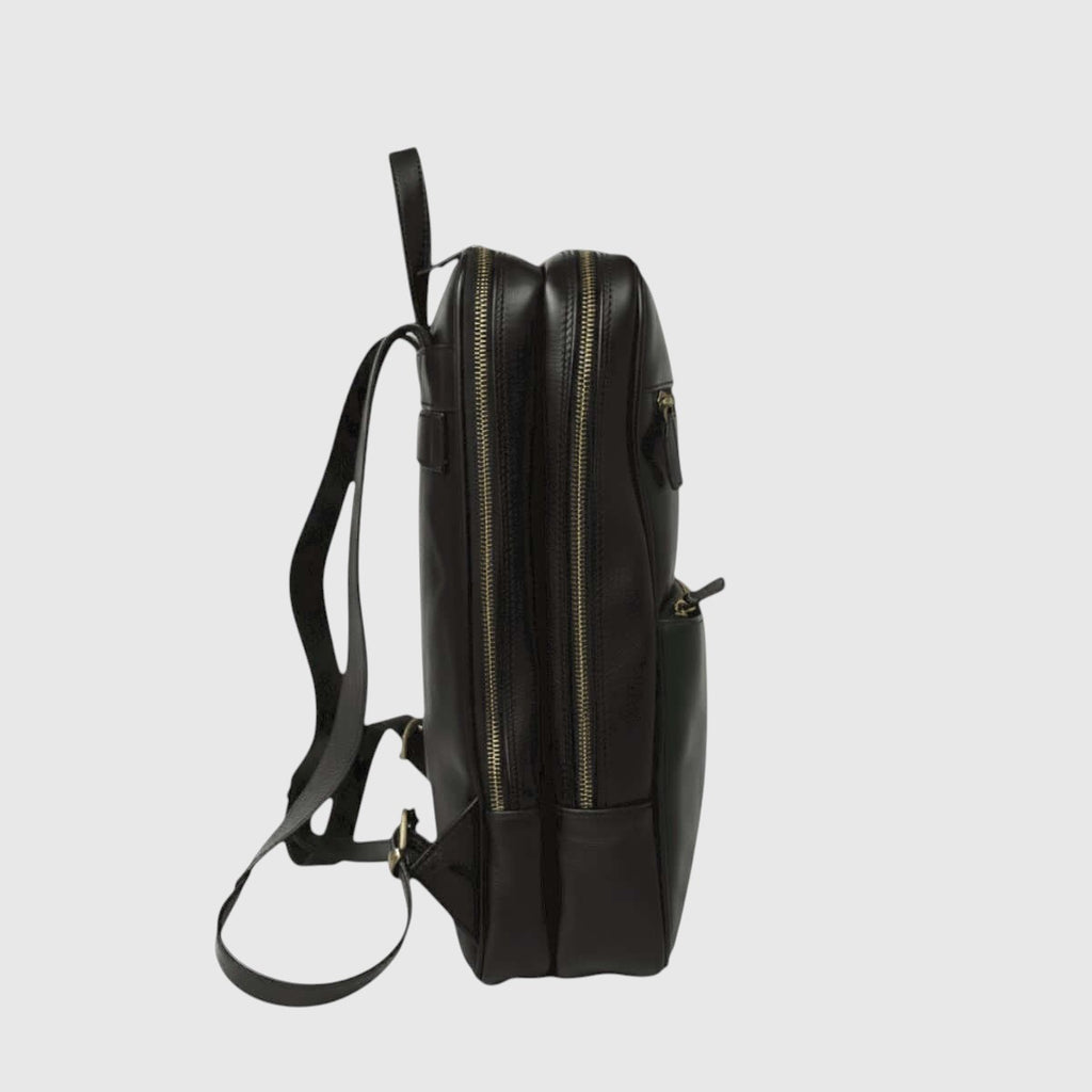 Zaino in pelle nera con zippature verticali e tracolla regolabile