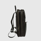 Zaino in pelle nera con zippature verticali e tracolla regolabile