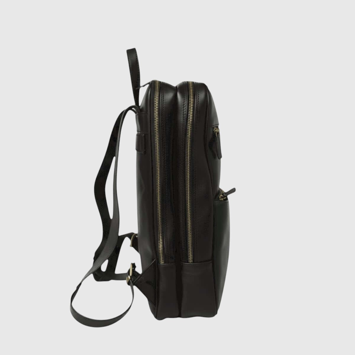 Zaino in pelle nera con zippature verticali e tracolla regolabile