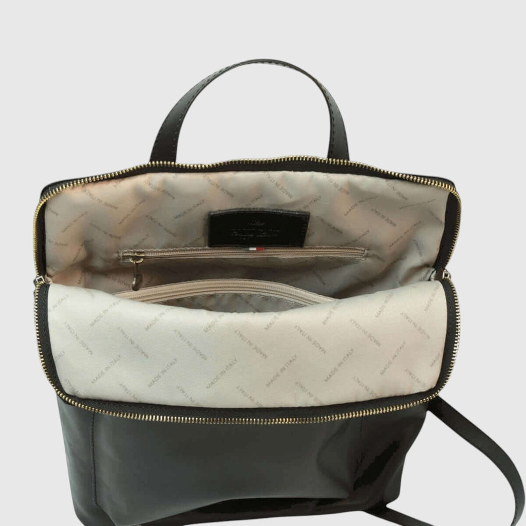 Zaino in pelle nera con interno chiaro e chiusura superiore con zip