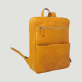 Zaino in pelle giallo ocra con zip e tasca frontale, tracolla laterale