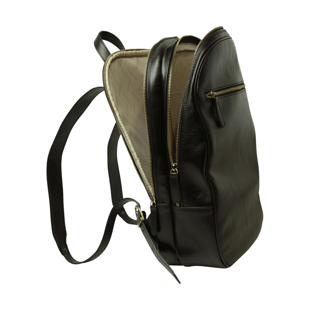 Zaino in pelle nero con tracolla e zip frontale, tasca esterna