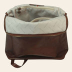 Zaino in pelle marrone con interno foderato chiaro e tasca superiore con zip