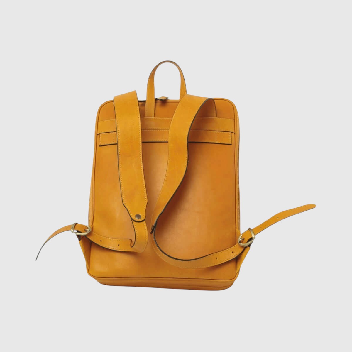 Zaino in pelle ocra con fascia trolley e tasca laterale con zip, tracolla.