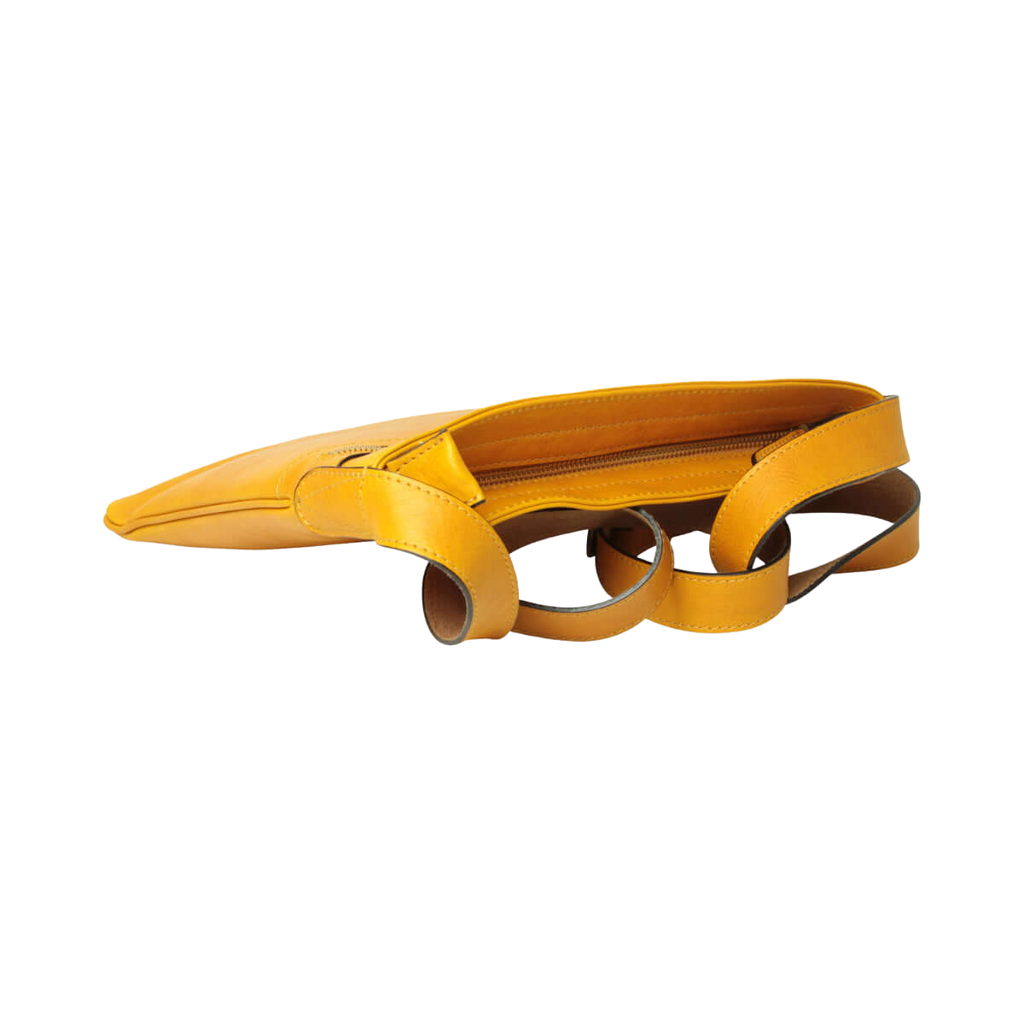 Borsa a tracolla giallo ocra vista laterale con tracolla e passanti metallici
