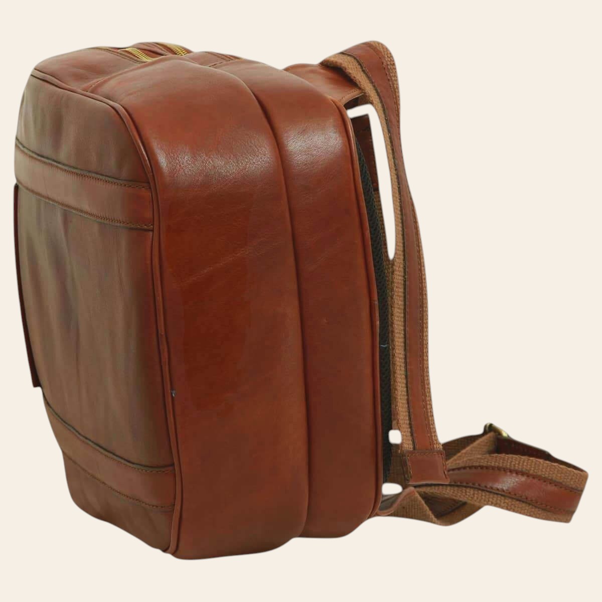 Mahagonibrauner Laptop-Rucksack aus Leder in Dreiviertelansicht von hinten mit verstellbarem Schultergurt