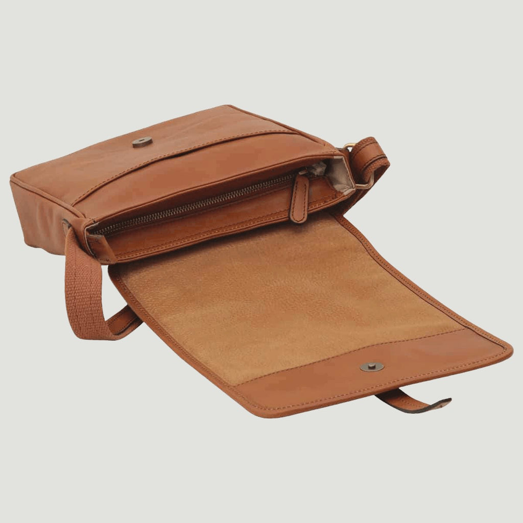 Borsa messenger in pelle marrone con patta ripiegata e scomparto interno