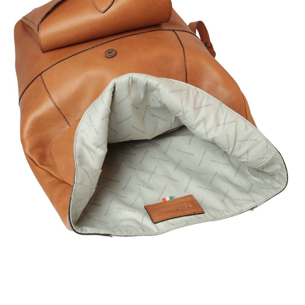Zaino in pelle cuoio aperto: interno chiaro con tasca e etichetta in pelle.