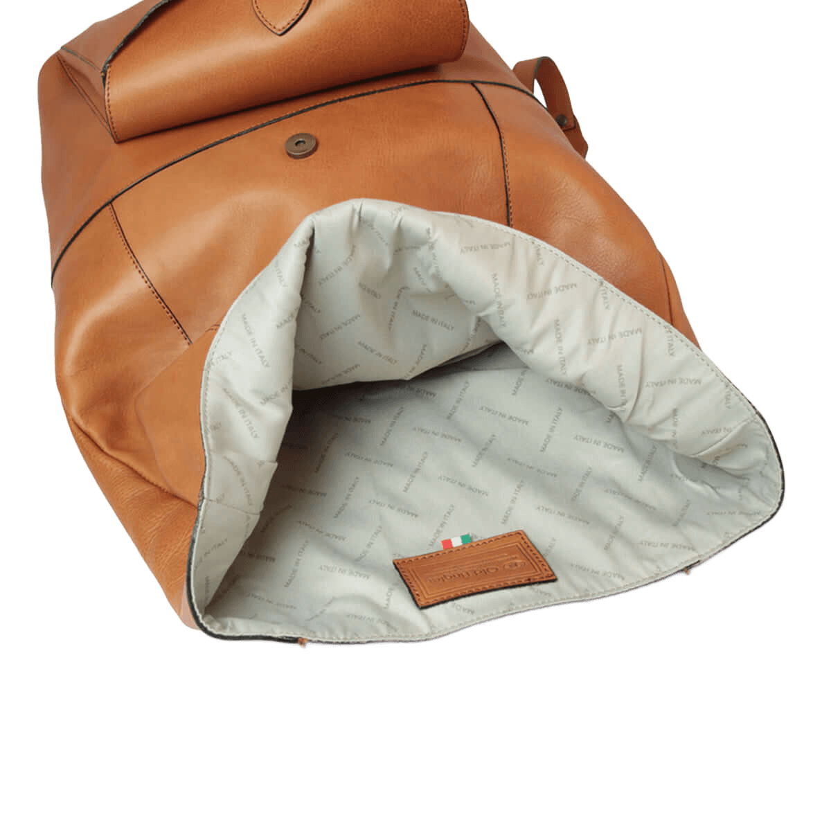 Zaino in pelle cuoio aperto: interno chiaro con tasca e etichetta in pelle.