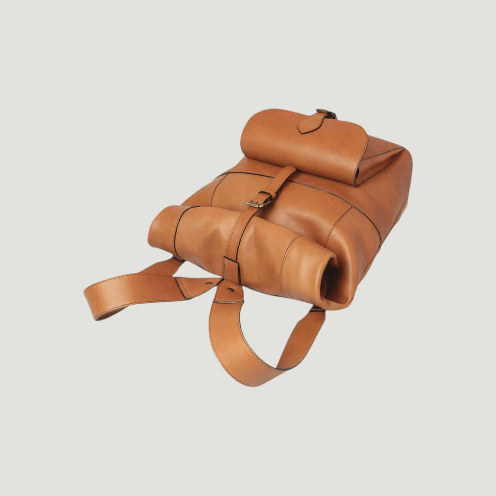 Zaino in pelle marrone con comoda maniglia e tracolla staccabile.