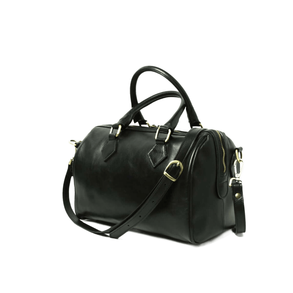 Borsa bauletto in pelle nera con due manici e tracolla, chiusura con cerniera.