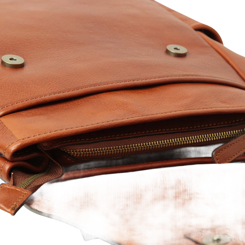 Zaino in pelle arancione con cerniera, patta superiore e bottoni metallici