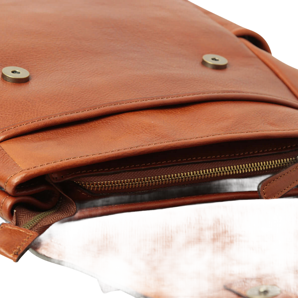 Zaino in pelle arancione con cerniera, patta superiore e bottoni metallici