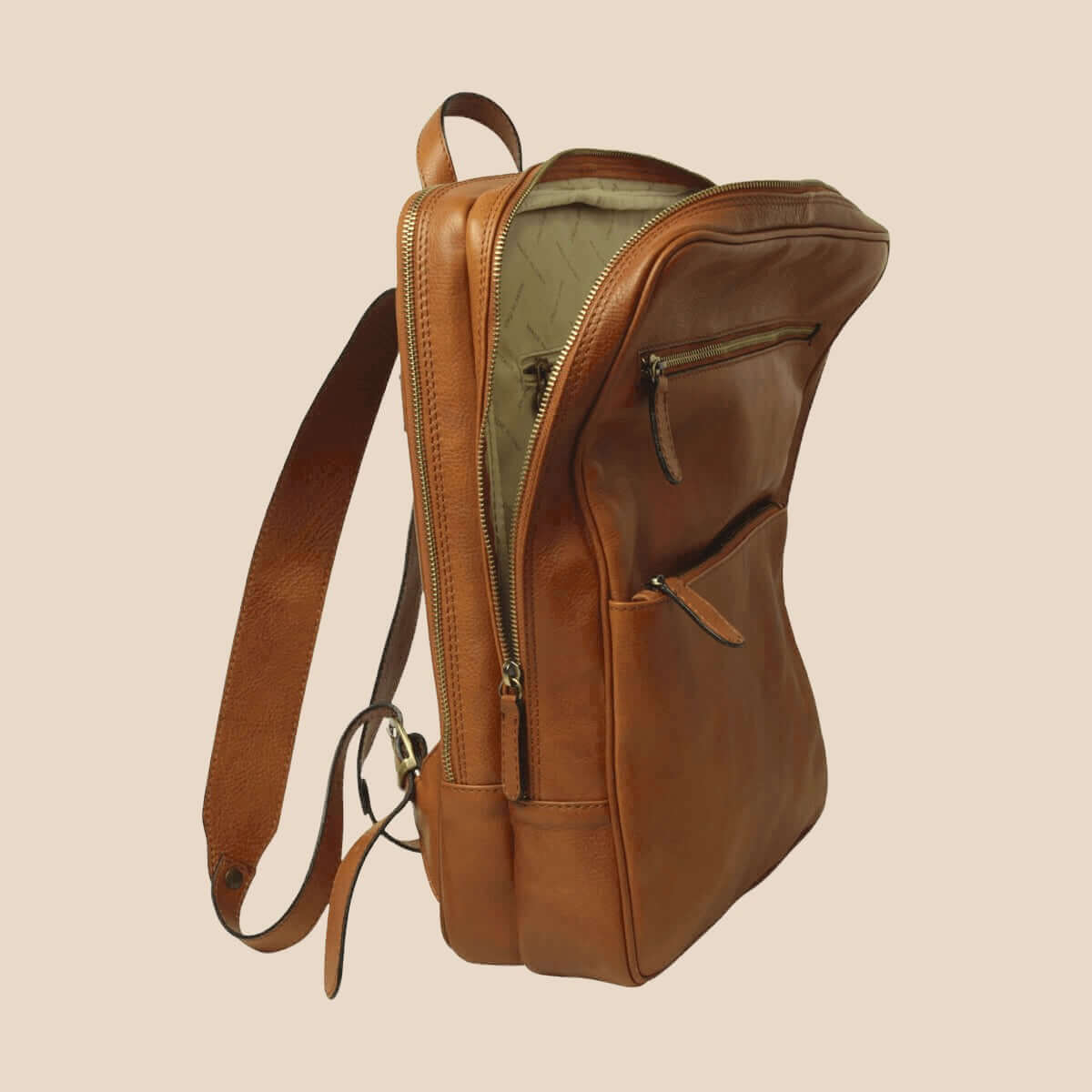 Zaino in pelle marrone con fascia trolley e zip laterale.
