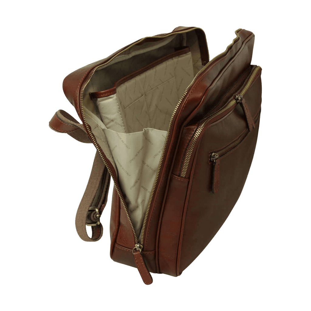 Borsa messenger in pelle marrone aperta con interno chiaro e zip