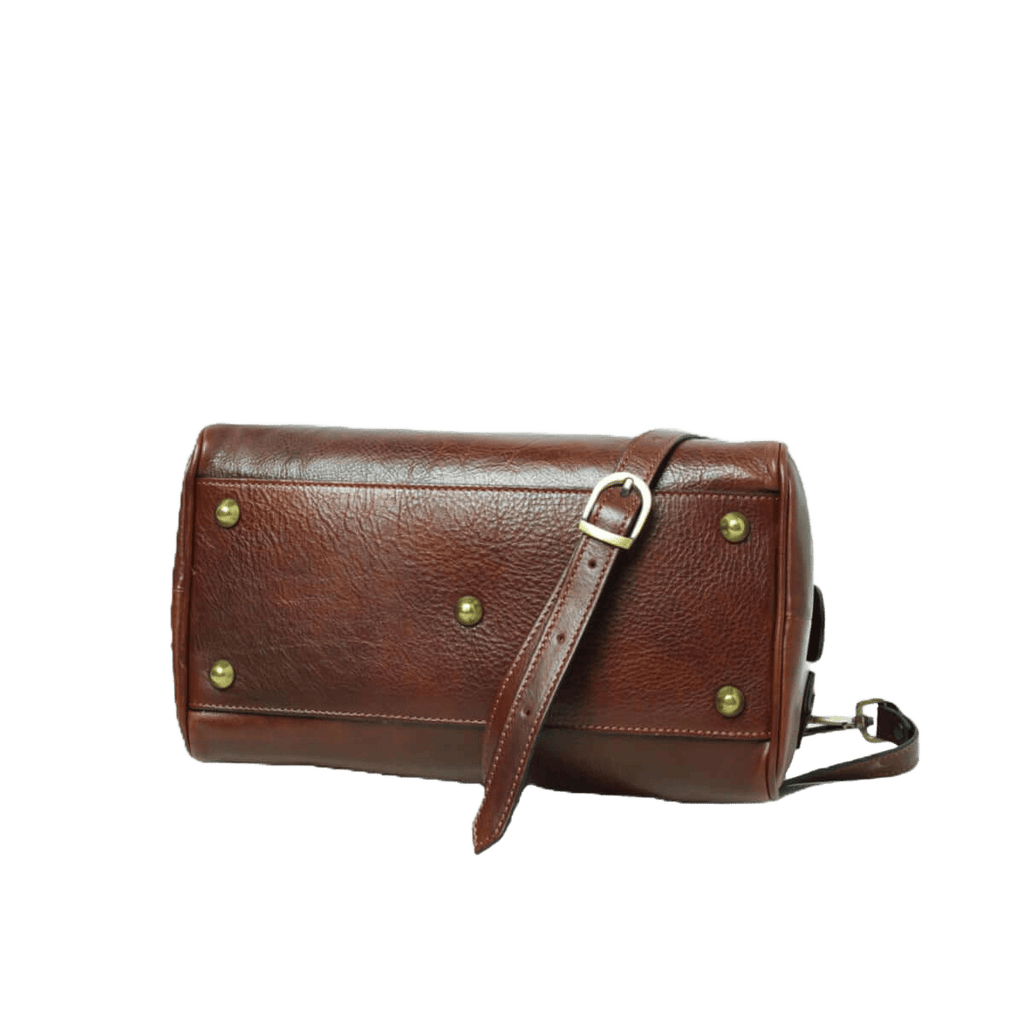 Bauletto in pelle marrone con patta e borchie metalliche verdi