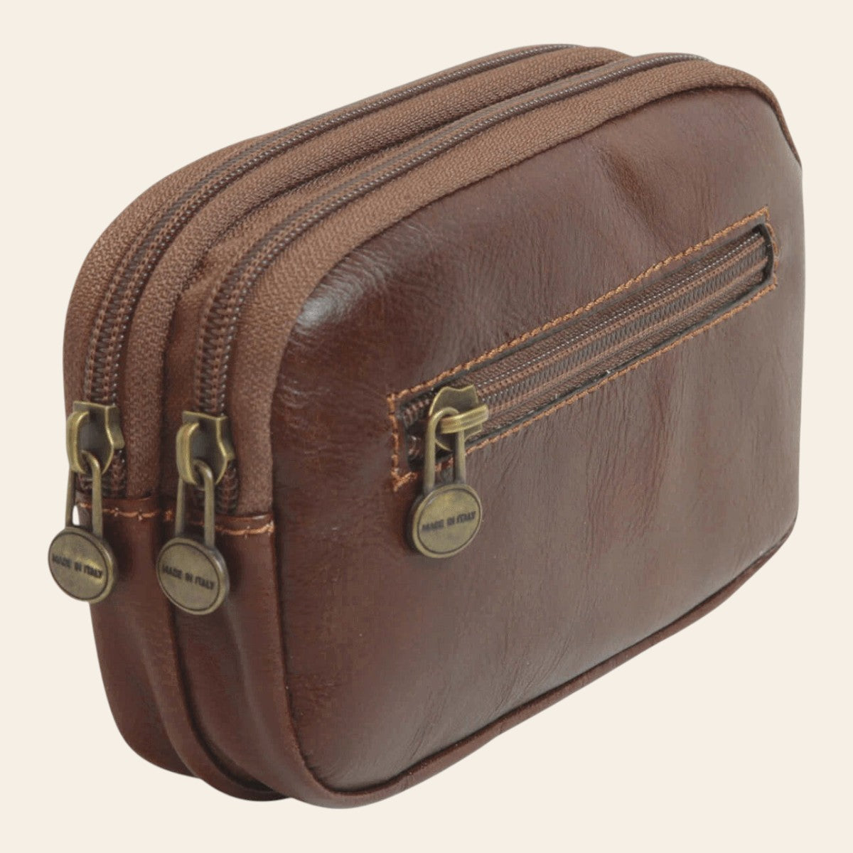 Borsello da cintura marrone con doppie zip frontali e due pendagli in ottone