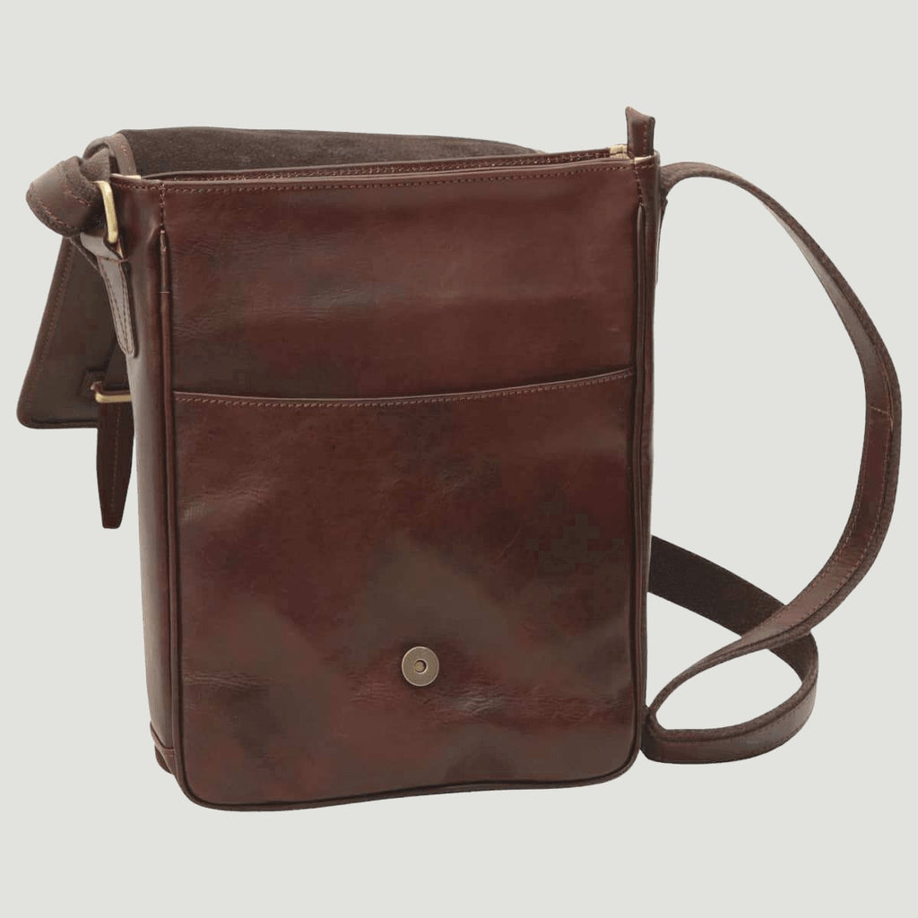 Tracolla in pelle marrone scuro con bottone magnetico e tracolla regolabile.