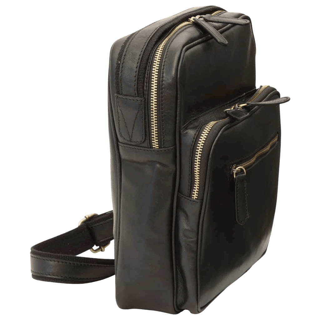 Borsa messenger in pelle nera vista laterale con zip e fibbia tracolla