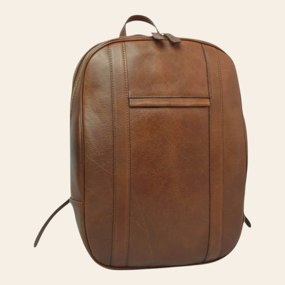 Vista frontal de la mochila para portátil de piel castaña con bolsillo exterior
