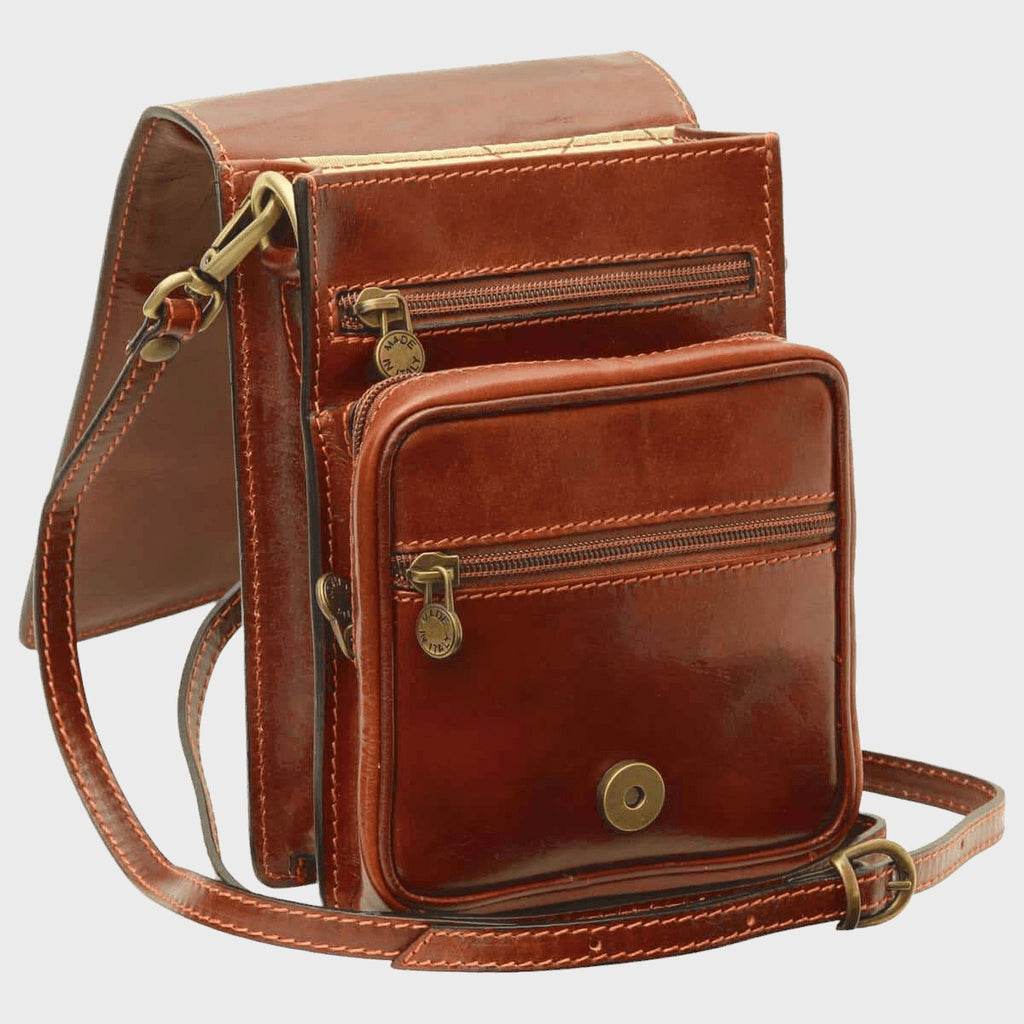 Borsello a tracolla in pelle marrone con due tasche con zip e tracolla regolabile
