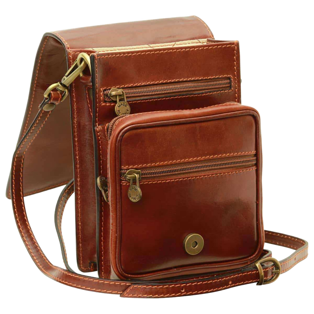 Borsello in pelle marrone con tracolla e tasche con zip, dettagli in ottone