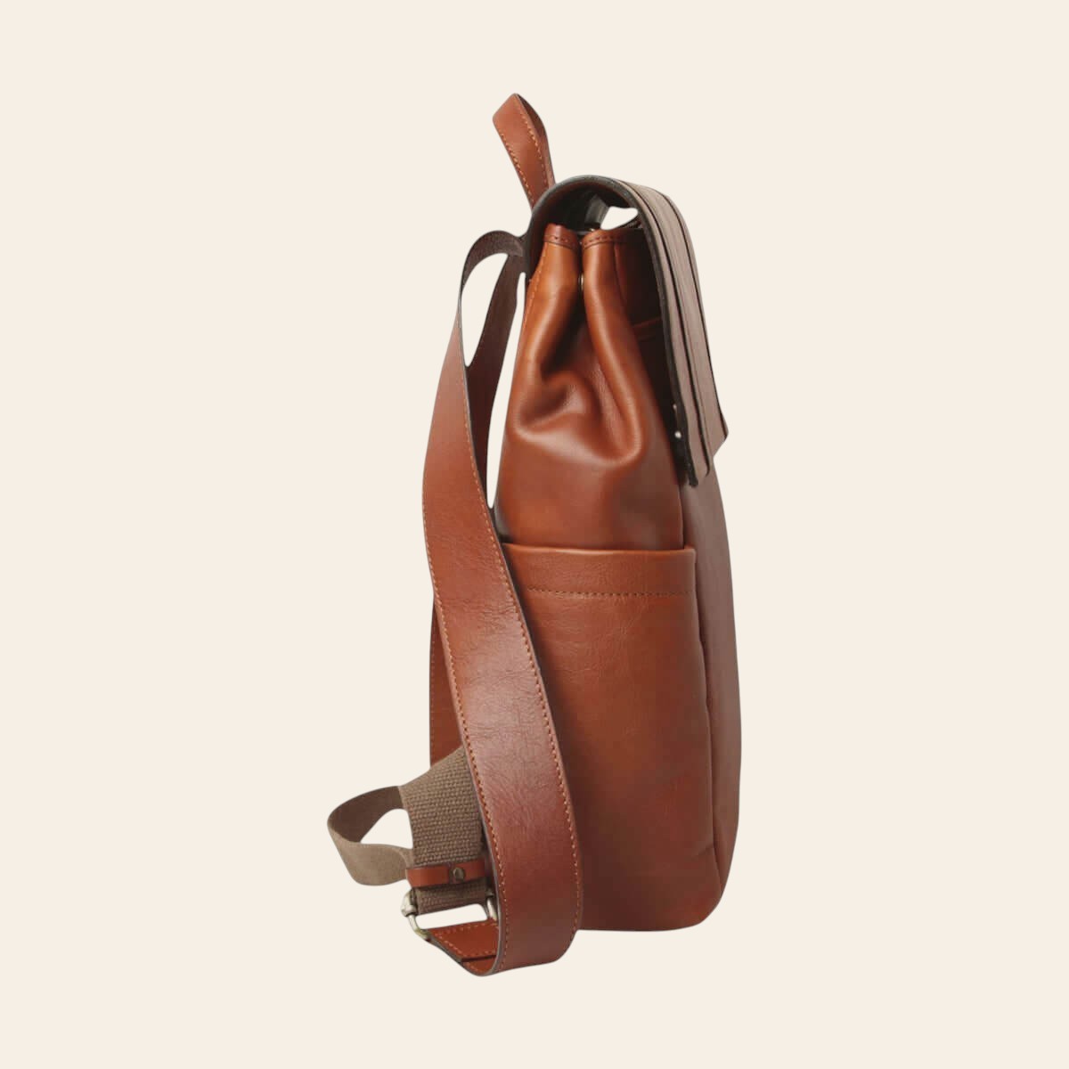 Zaino in pelle teak per laptop, fascia trolley e tracolla con fibbia metallica