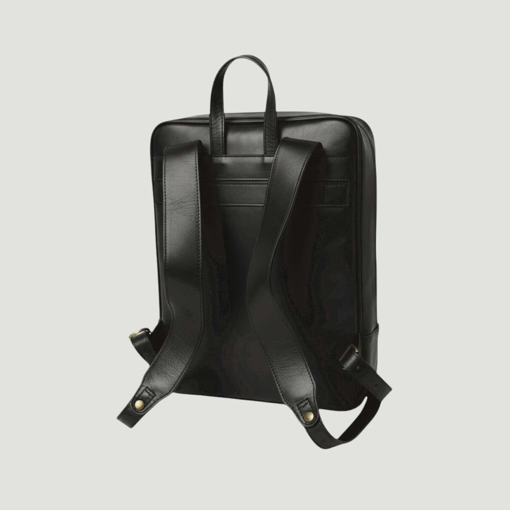 Zaino in pelle nera con spallacci imbottiti e schienale, chiusura zip e tasche.