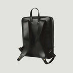Zaino in pelle nera con spallacci imbottiti e schienale, chiusura zip e tasche.