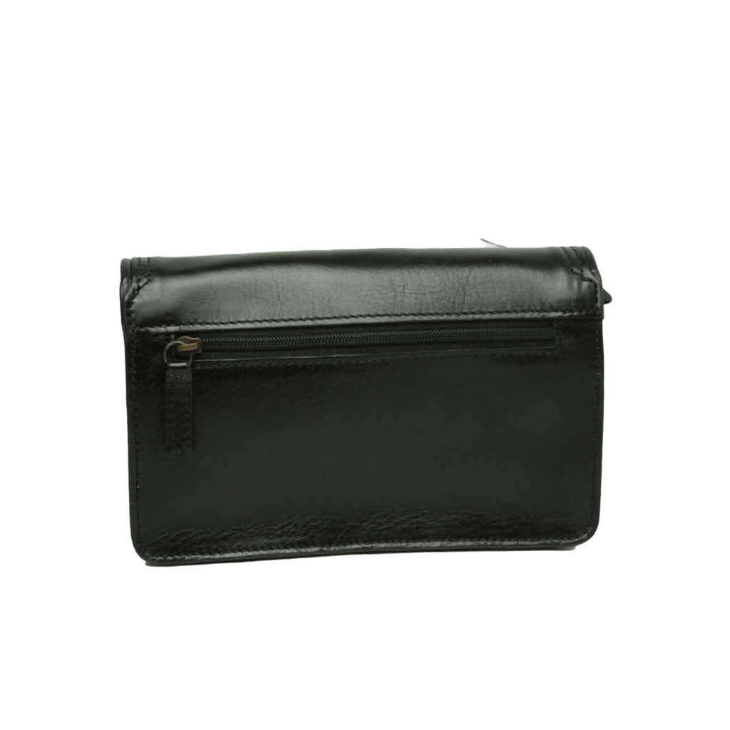Pochette in pelle nera con chiusura a zip frontale e patta superiore.