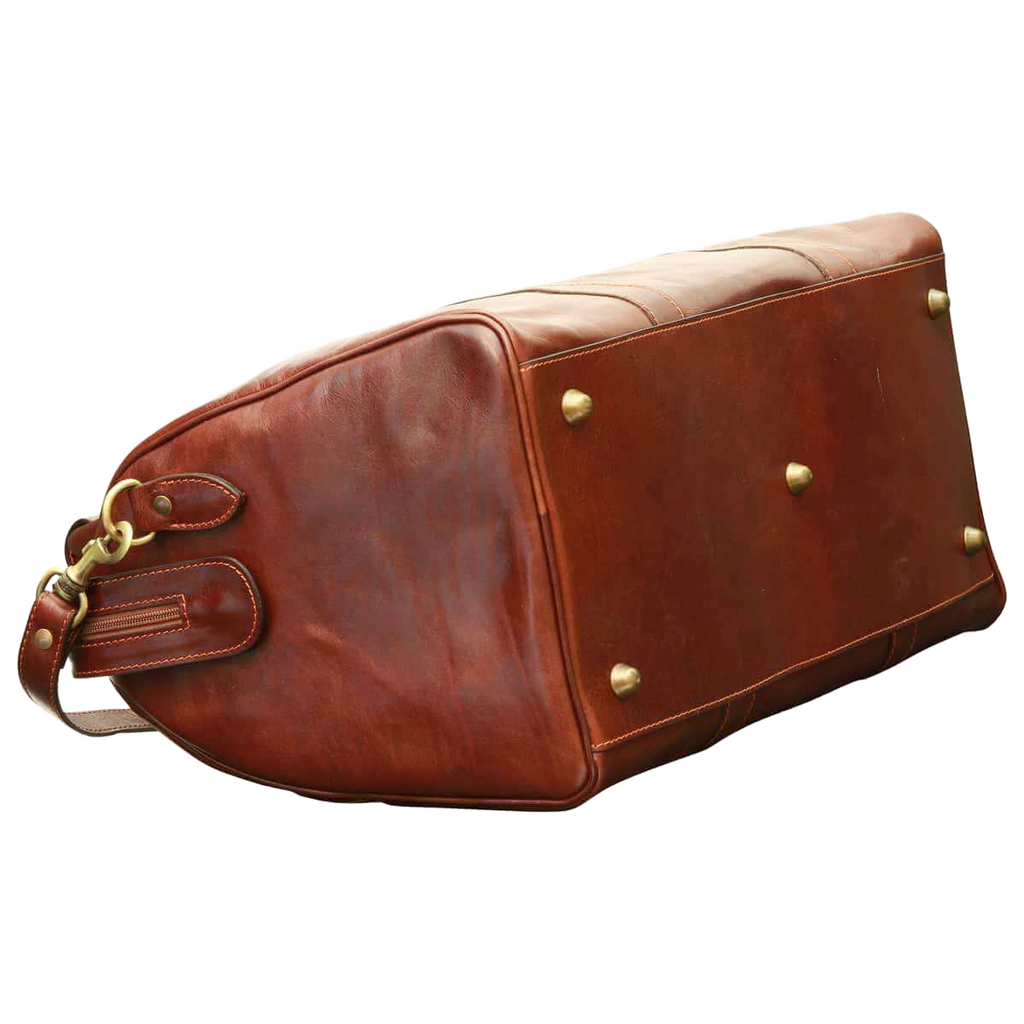 Borsa da viaggio in pelle marrone con borchie decorative e zip laterale