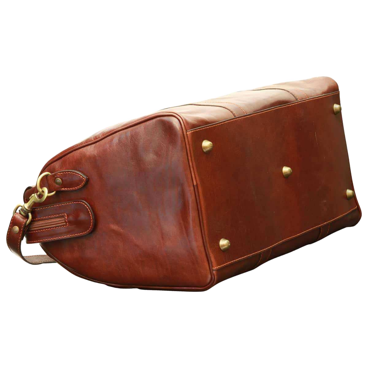 Borsa da viaggio in pelle marrone con borchie decorative e zip laterale