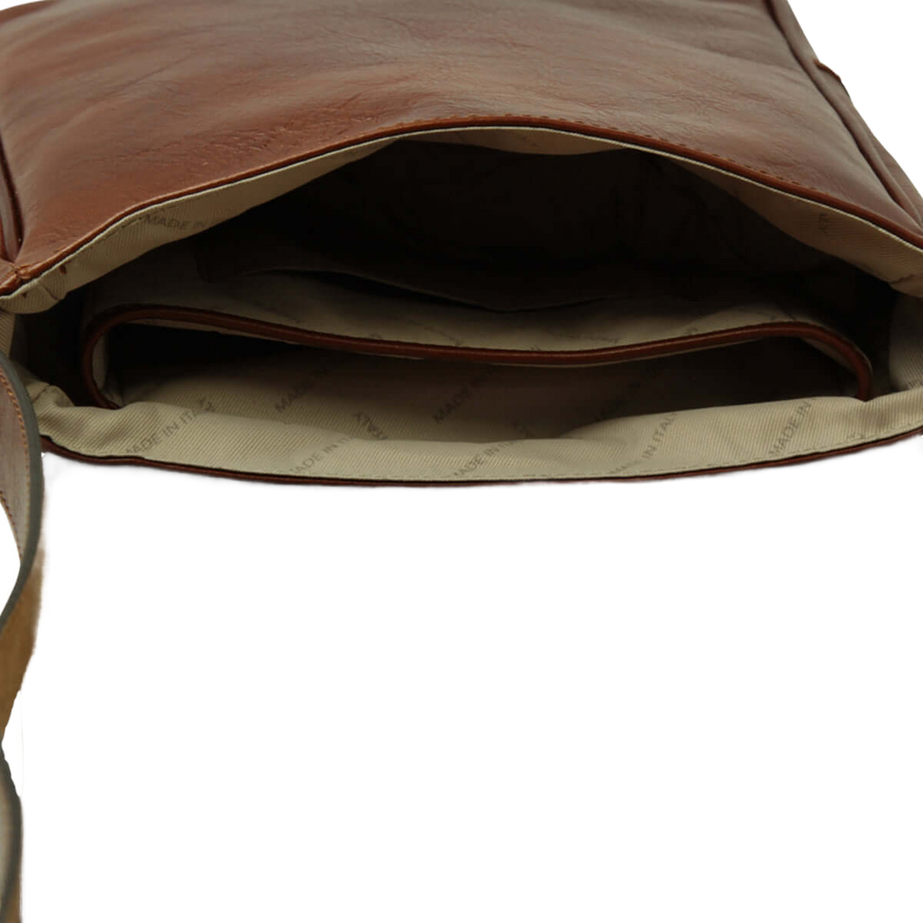 Borsa in pelle marrone per I-Pad aperta con fodera interna beige