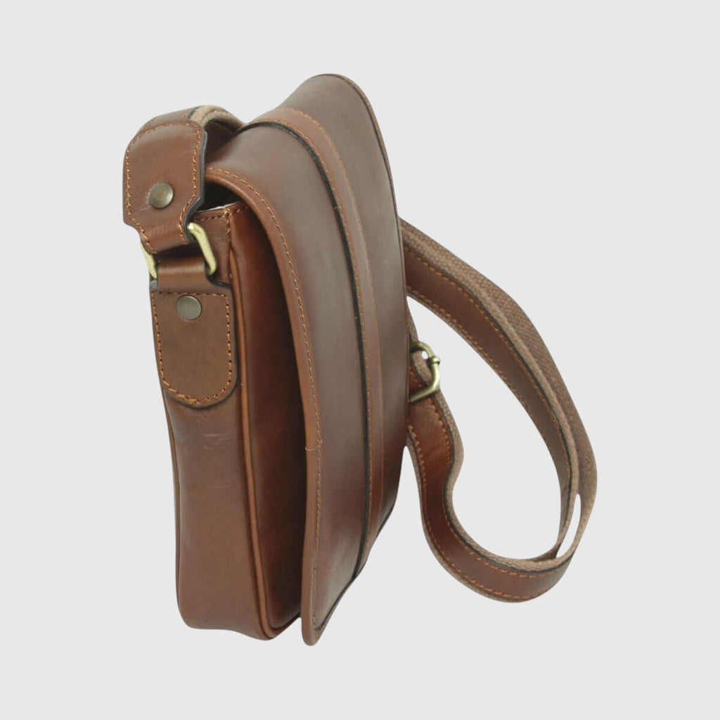 Borsa a tracolla in pelle marrone con passante e patta laterale