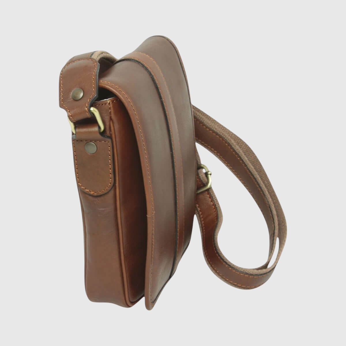 Borsa a tracolla in pelle marrone con passante e patta laterale
