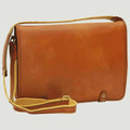 Borsa messenger in vitello nappato color cuoio con chiusura a patta e fibbia oro