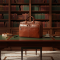 Borsa da laptop in pelle marrone con doppia maniglia e fibbie