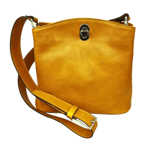 Borsa a secchiello in pelle pieno fiore ocra con tracolla e fibbia, dettaglio frontale