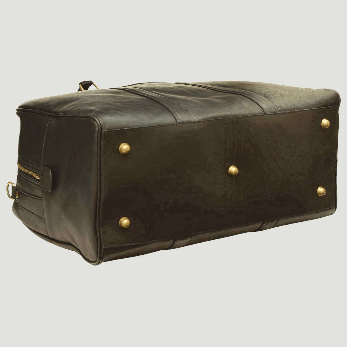 Borsone da viaggio in pelle nera Old Angler con borchie metalliche e lati